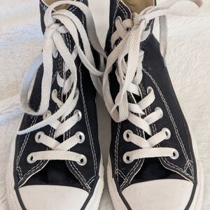 Great Condition: Converse Chuck Taylor All Star Women 6/Men 4